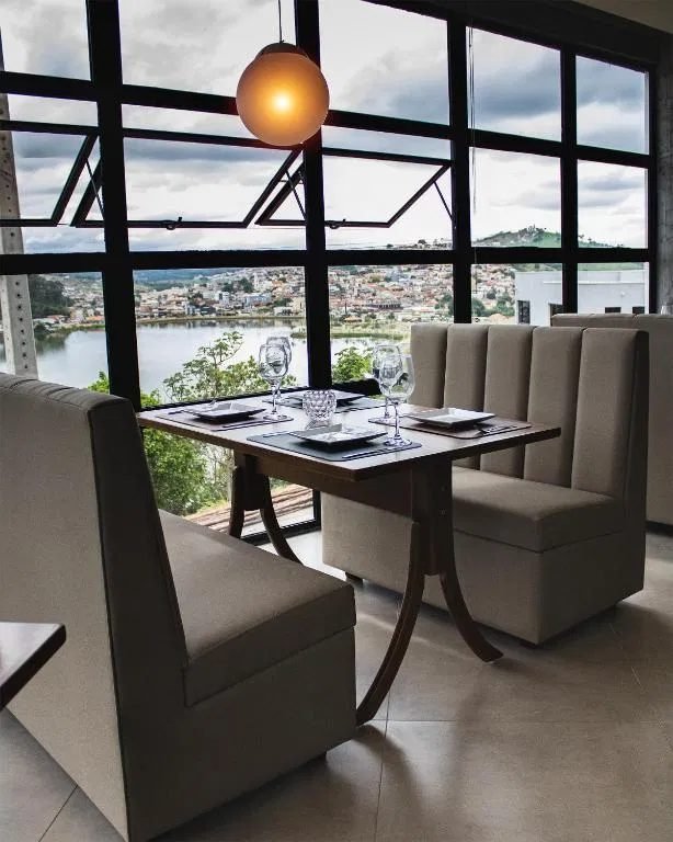 Mesa junto à janela com vista para a cidade e o lago